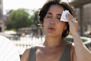 senhora inchada em dias de calor