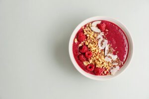 Taça fresca de iogurte, fruta e aveia crocante 