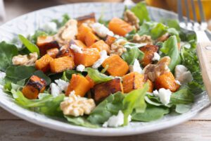 Salada morna de castanhas, rúcula e abóbora assada