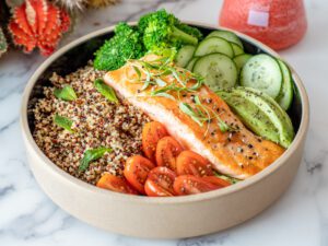 Bowl de legumes assados, quinoa e salmão
